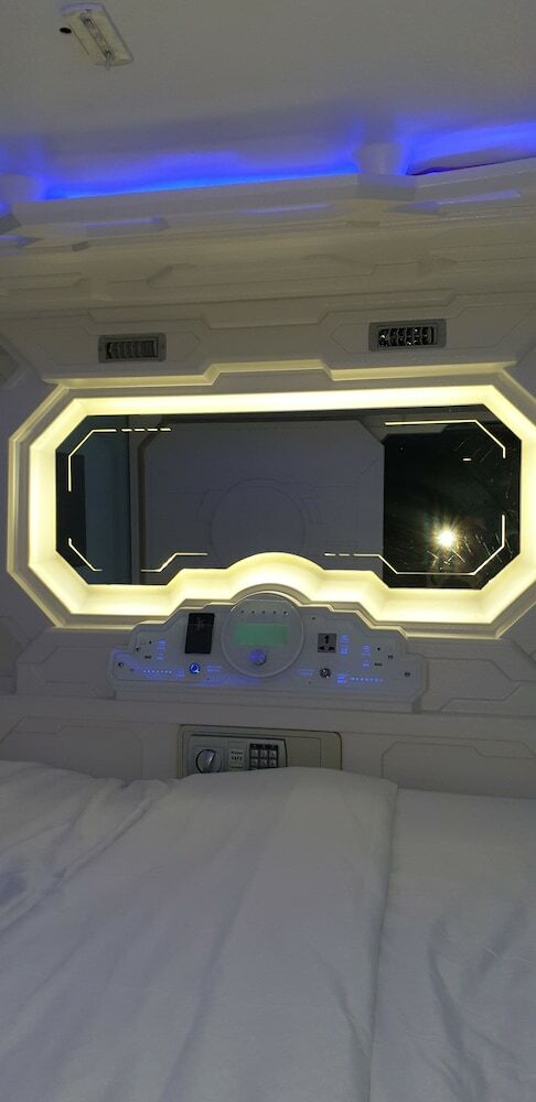 Lavish Capsule