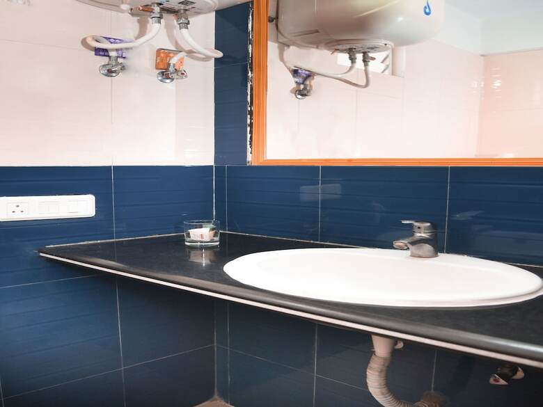 Oyo 15995 Laavish Business Hotel