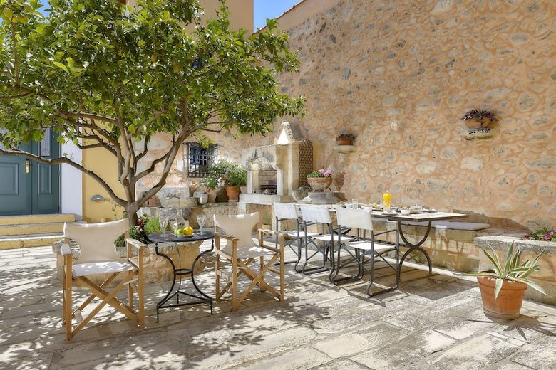 Castello Villa Daphnes