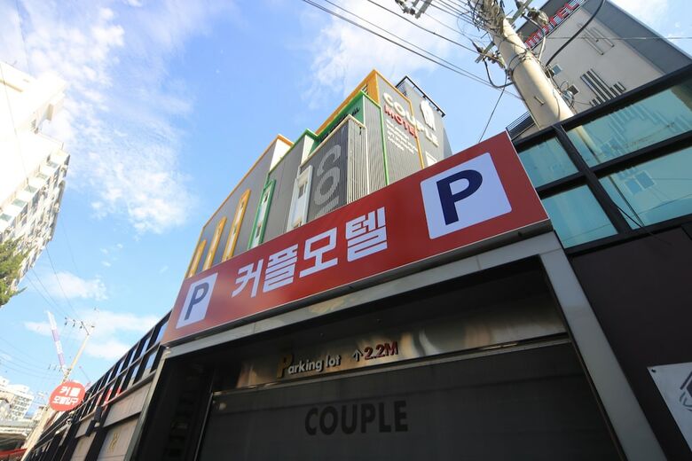 Hotel Couple Motel