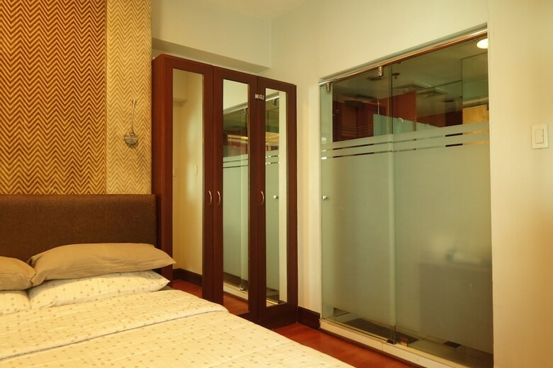 Luxury Condo At Forbeswood Parklane