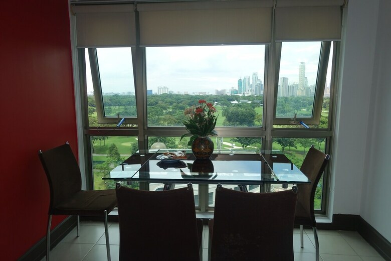 Luxury Condo At Forbeswood Parklane