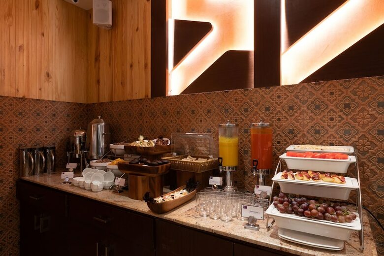 Hotel Divine Clarks Inn Suites