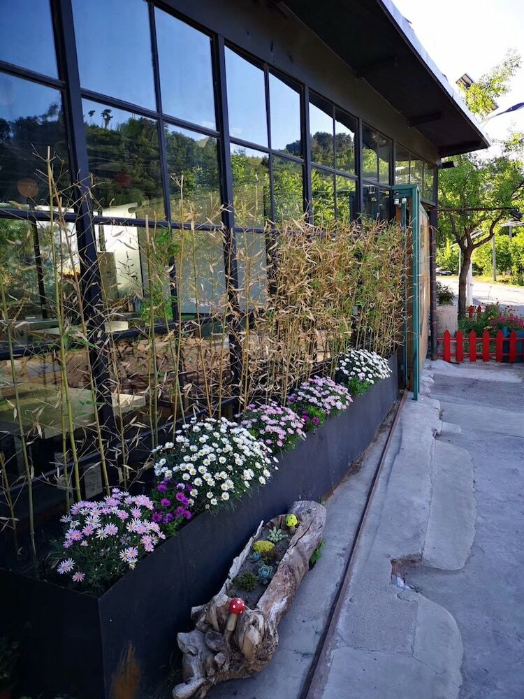 Hotel Beijing Encounter Garden