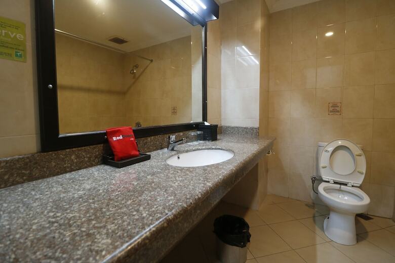 Hotel Reddoorz Premium @ Bukit Damai Indah