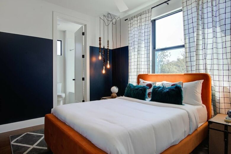 Divine 3br/2.5ba Downtown/east-side Home By Domio