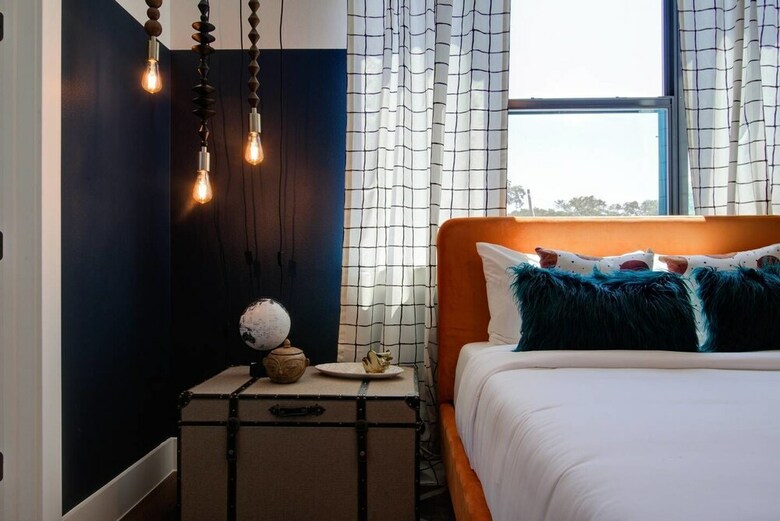 Divine 3br/2.5ba Downtown/east-side Home By Domio