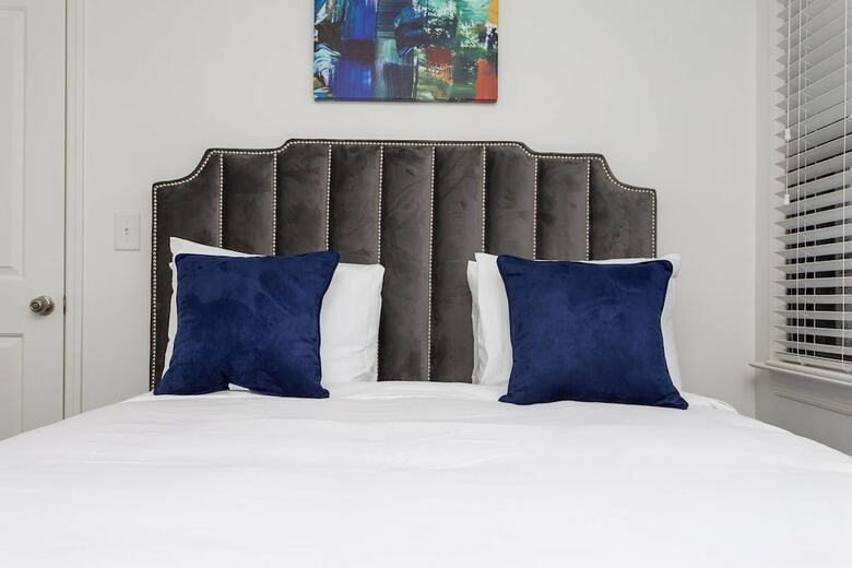 10 Brs Comprised Of 2 5br Suites By Domio