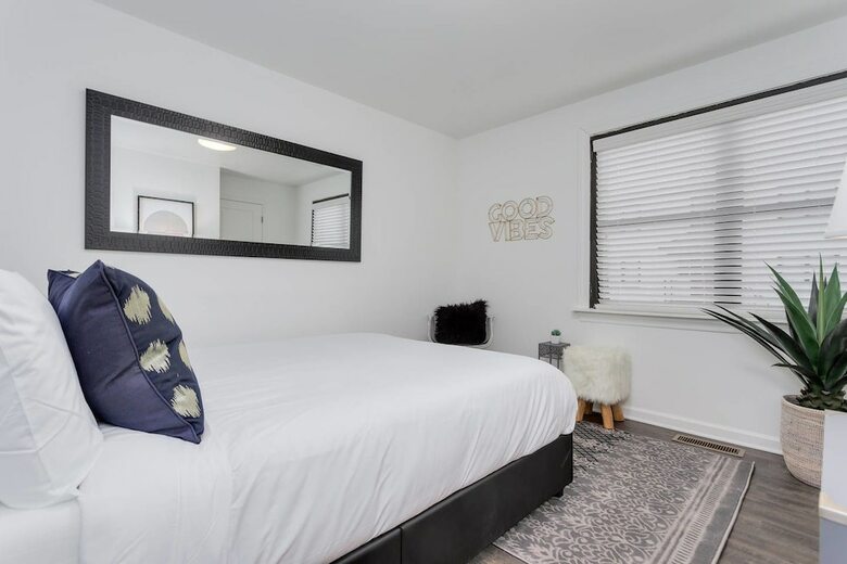 10 Brs Comprised Of 2 5br Suites By Domio