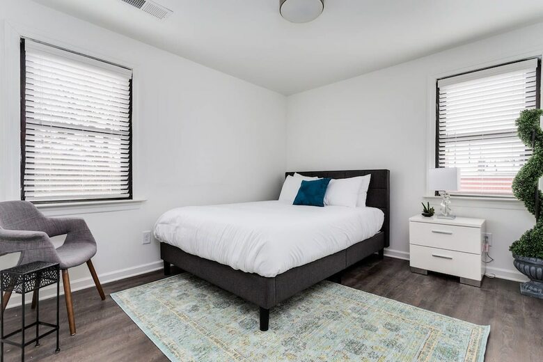 10 Brs Comprised Of 2 5br Suites By Domio