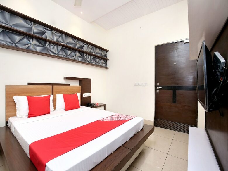 Oyo 16827 Hotel Grand M Lajjo