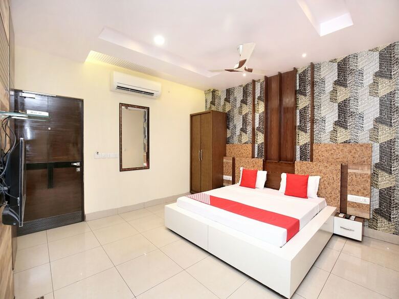 Oyo 16827 Hotel Grand M Lajjo