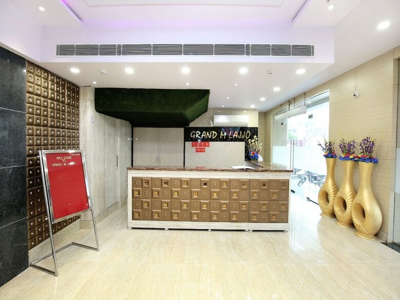 Oyo 16827 Hotel Grand M Lajjo