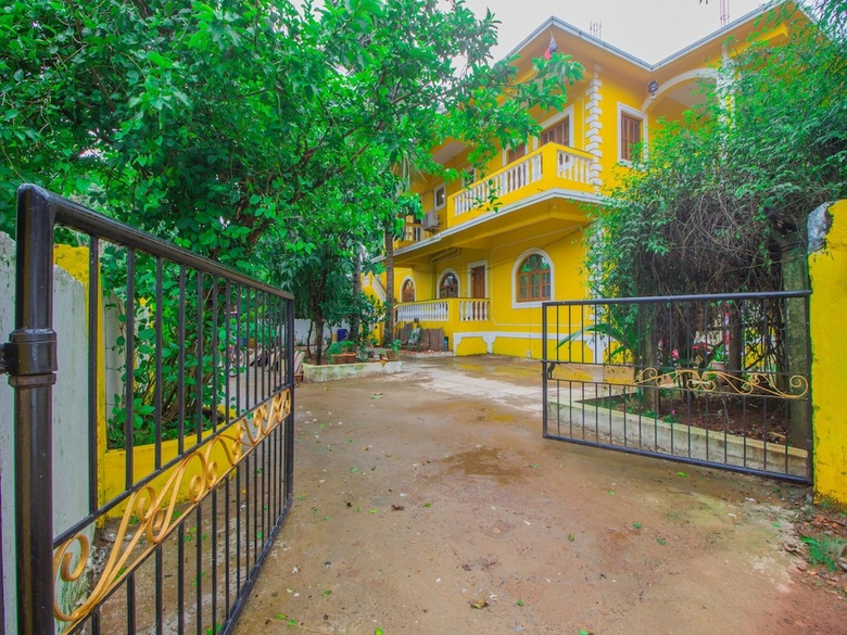 Hotel Oyo 16401 Home Colorful Studio Calangute Beach