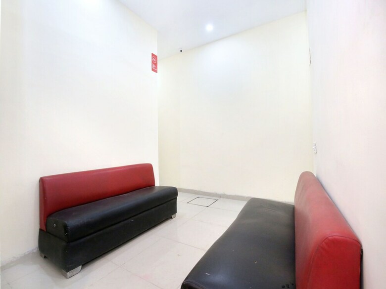 Oyo 16443 Hotel Jb