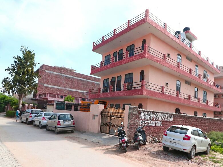 Hotel Oyo 16146 Royal Guest House
