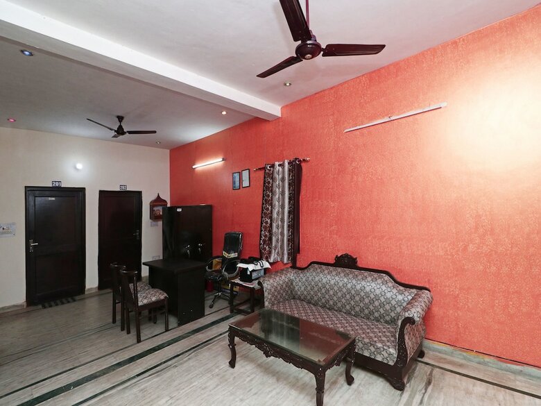 Hotel Oyo 16146 Royal Guest House