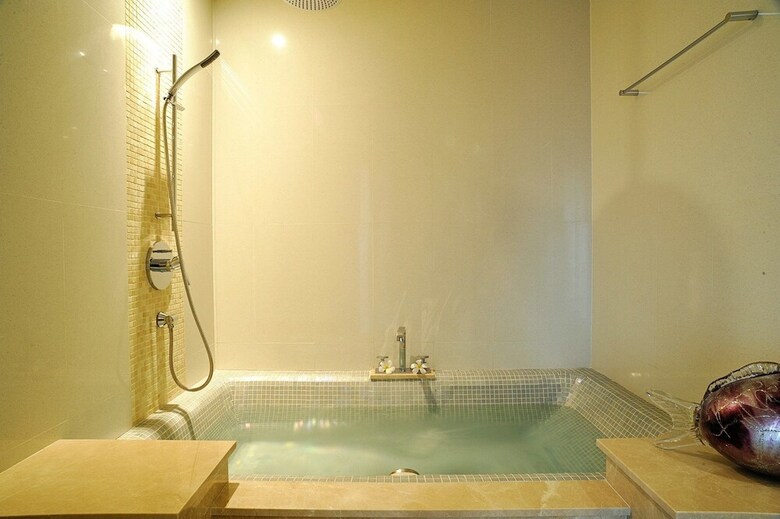 Aparthotel Beachfront Phuket Seaview Suites