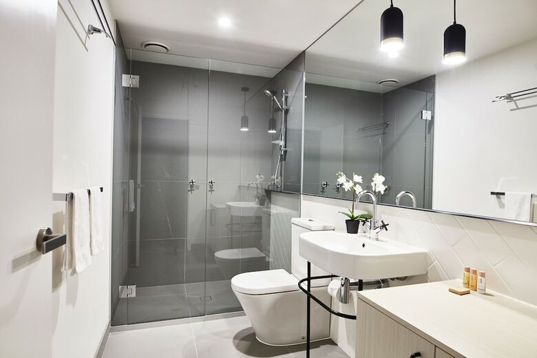 Sleek Arthouse Apartment With Pool Close To City