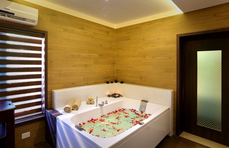 Hotel Lake Palace - A Luxury Backwater Resort