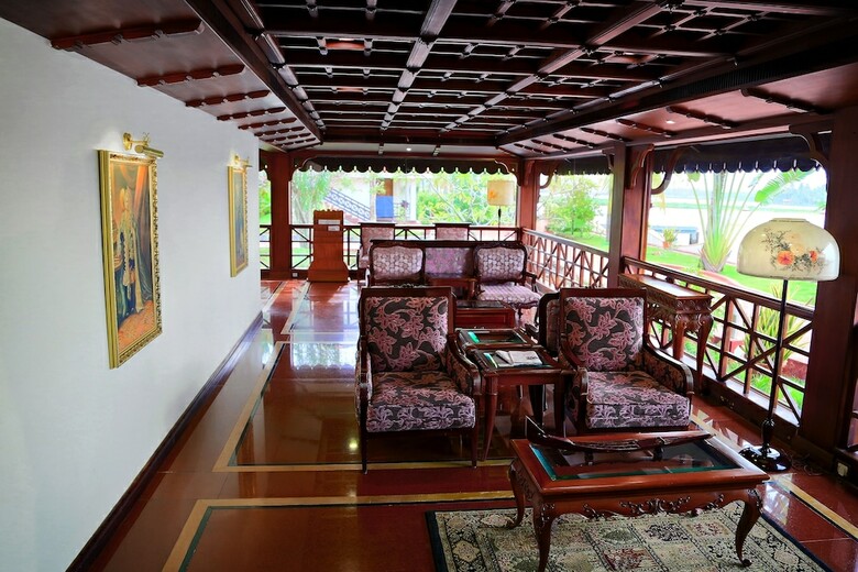 Hotel Lake Palace - A Luxury Backwater Resort