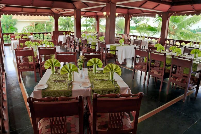 Hotel Lake Palace - A Luxury Backwater Resort