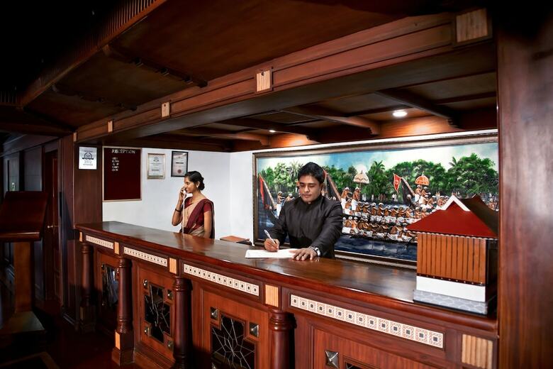 Hotel Lake Palace - A Luxury Backwater Resort