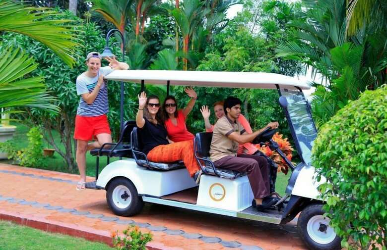 Hotel Lake Palace - A Luxury Backwater Resort