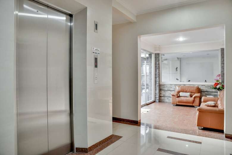 Hotel Clover Residence Near Mall Ambassador