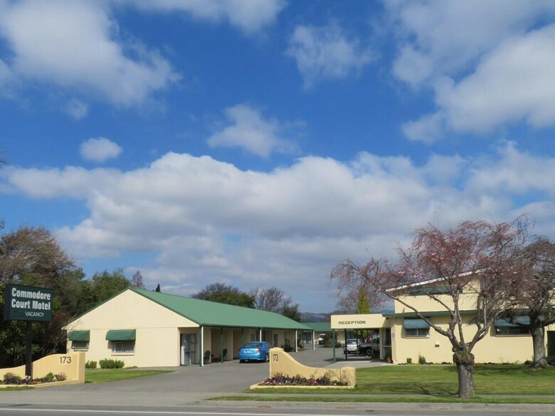 Commodore Court Motel