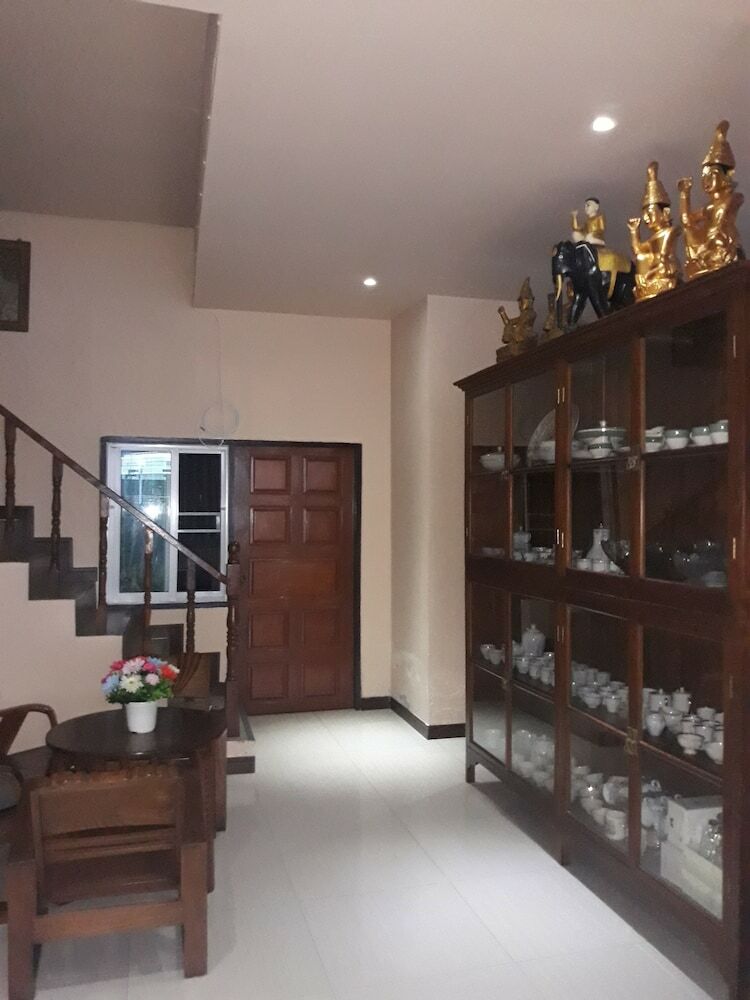 Hotel Sorot House