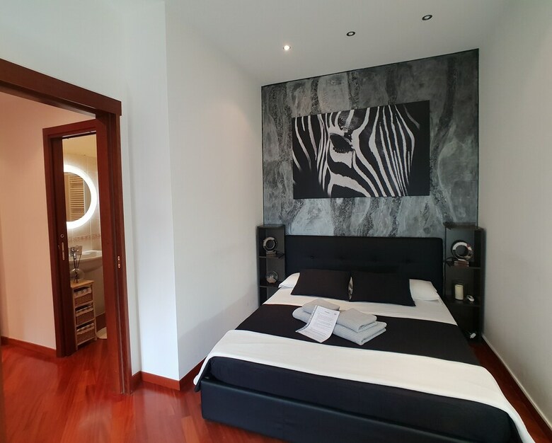 Deluxe Central Apartment