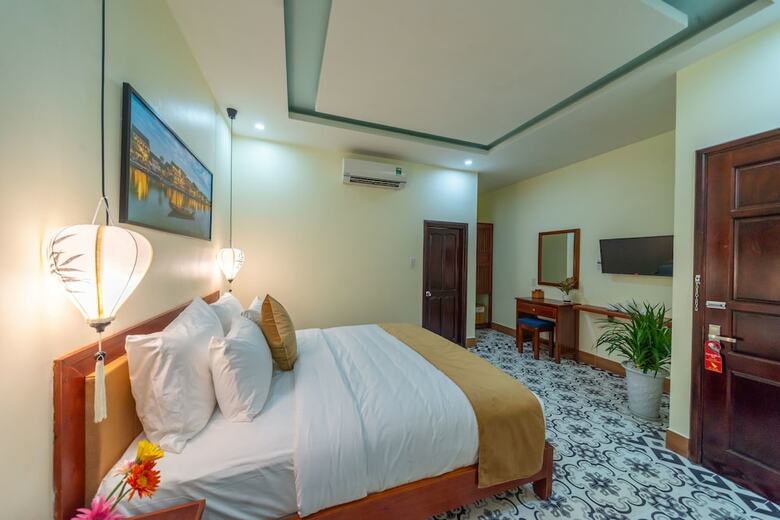 The Lake Hoian Hotel