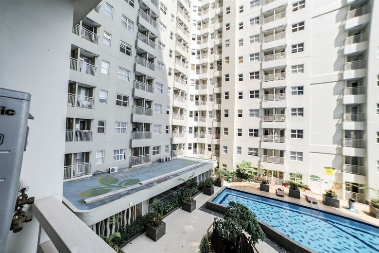 Serene & Cozy Apartment At Parahyangan Residences