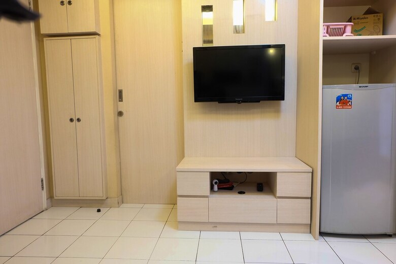 With Access To Shopping Center At Kalibata Apartment