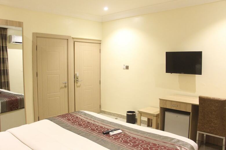 Hotel H9 Suites