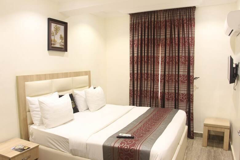 Hotel H9 Suites