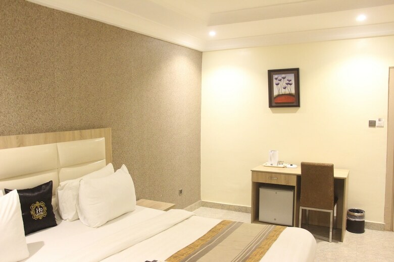 Hotel H9 Suites