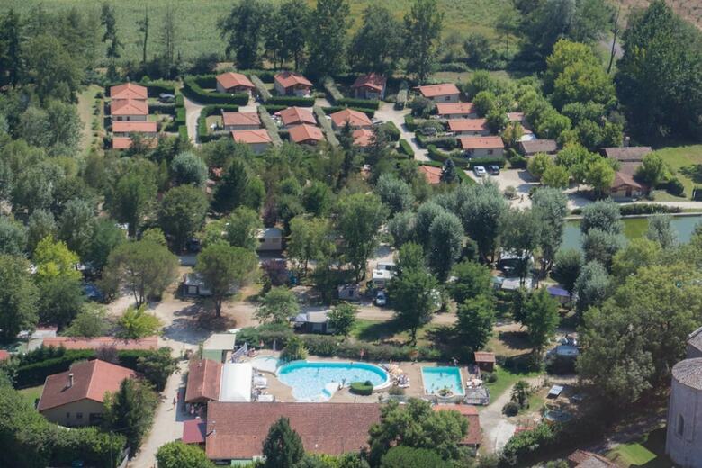 Camping Les Lacs De Courtes - Chalets