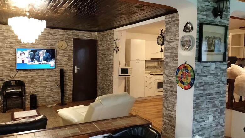 Snug Apartment At Foot Of Mountain