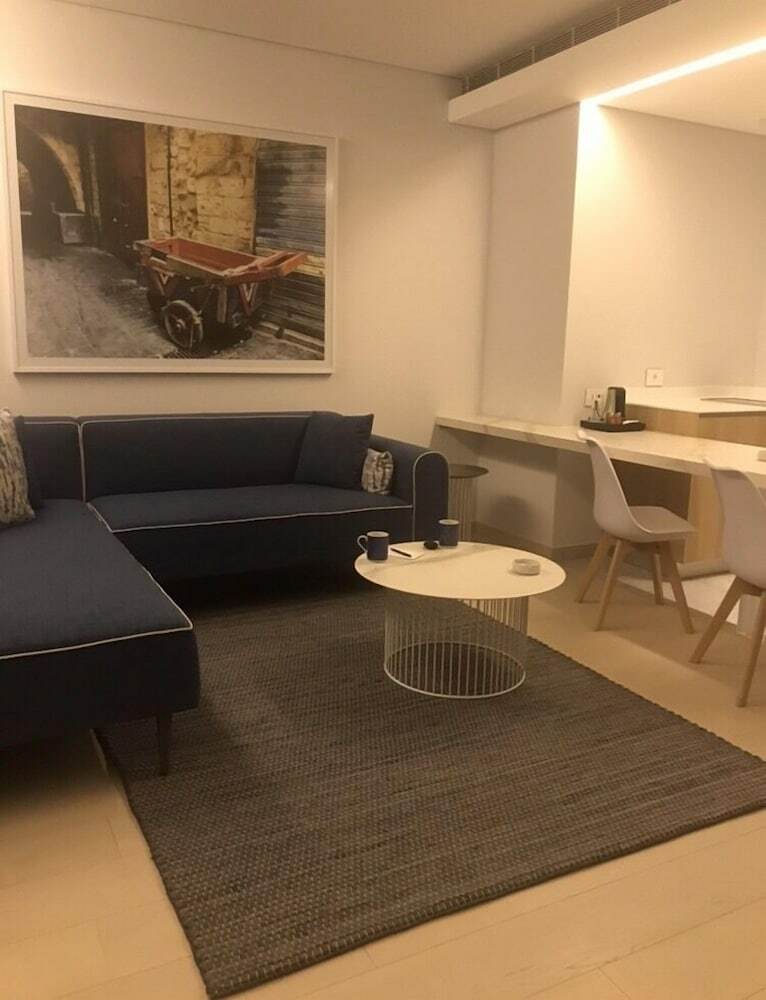 Hotel Monot Suites