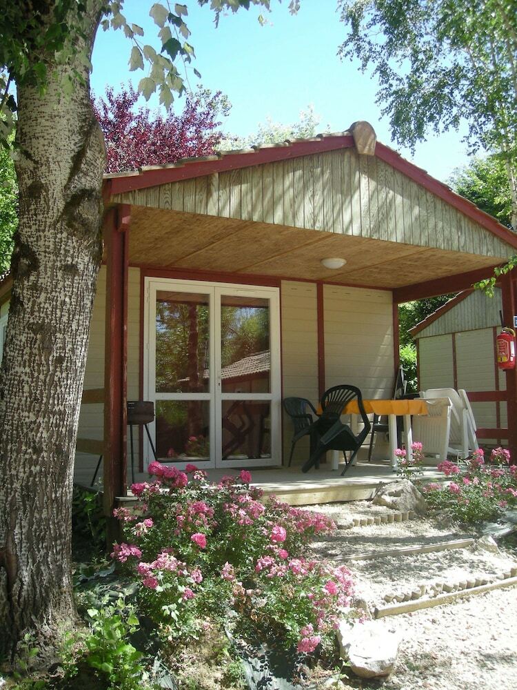Camping Les Lacs De Courtes - G�tes