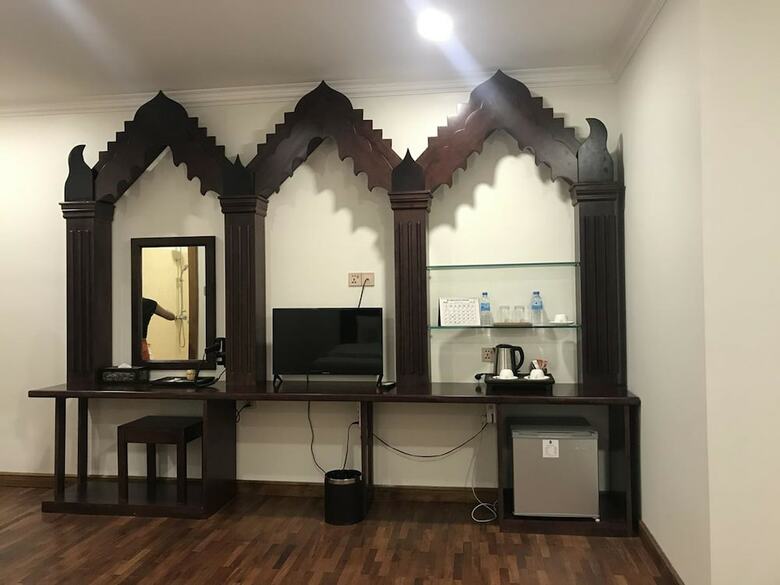 Famous Hotel Bagan 2