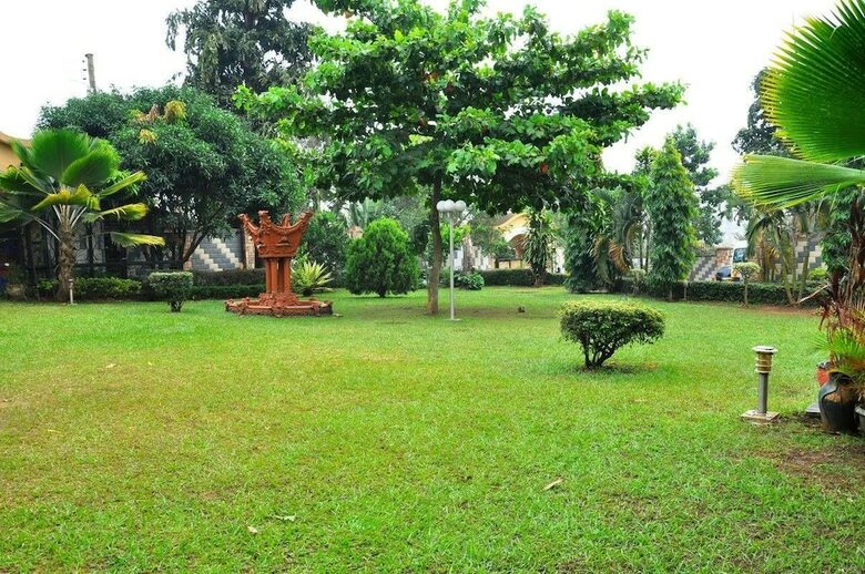 Evelyn Apartments