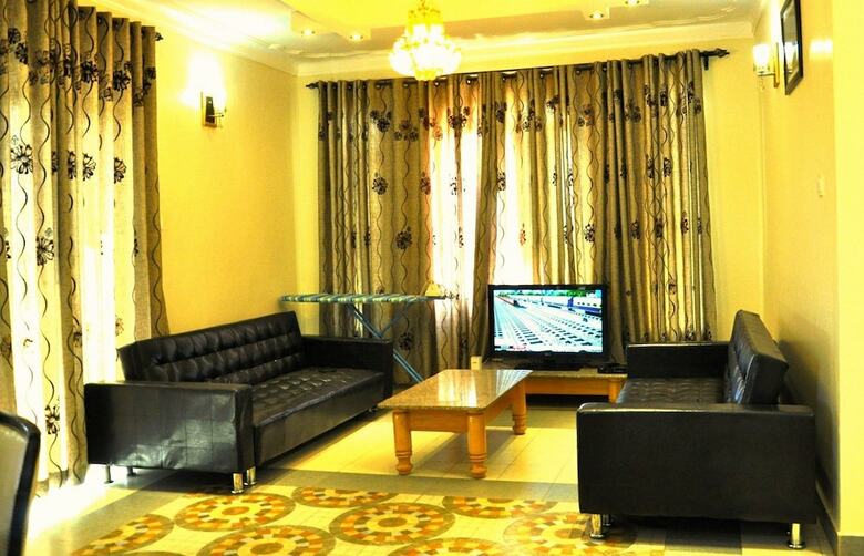 Evelyn Apartments
