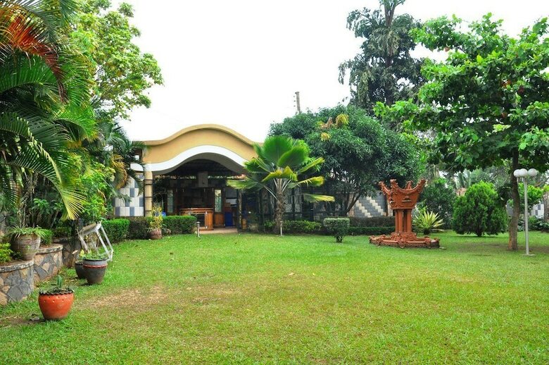 Evelyn Apartments