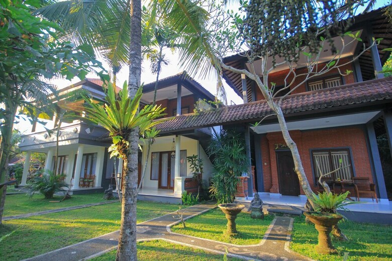 Hotel Pramewari Homestay