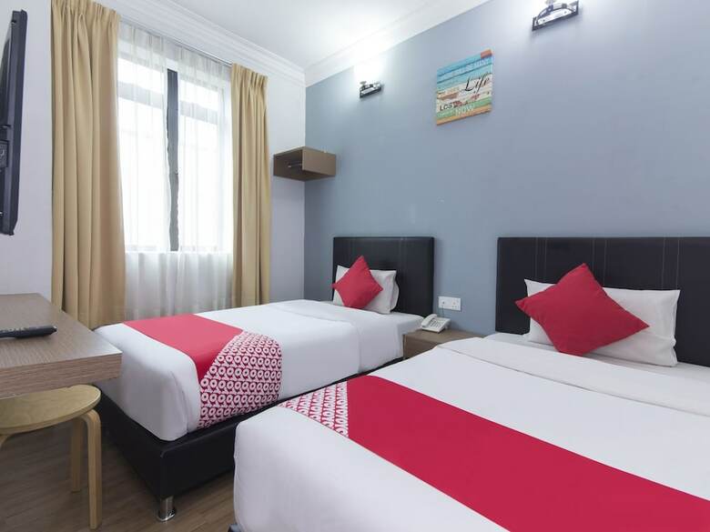 Oyo 445 Charisma Hotel
