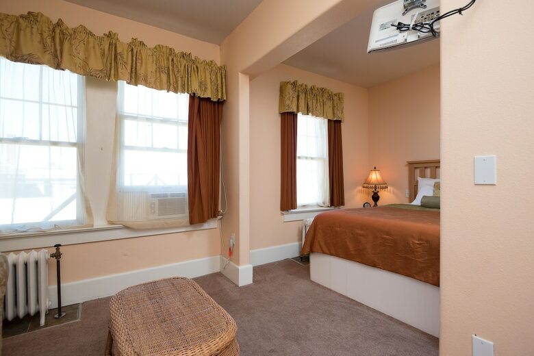 Historic Hotel Condon