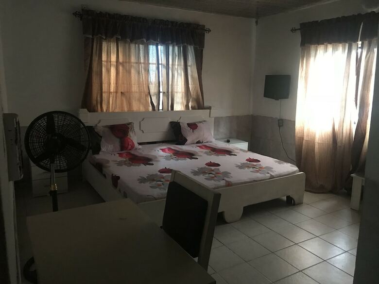 Tonis Hotel